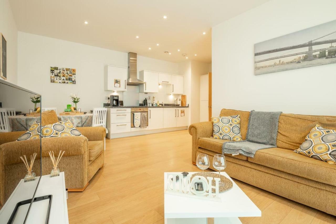 Central Bedford: Two Bedrooms, Breakfast Basket Екстер'єр фото