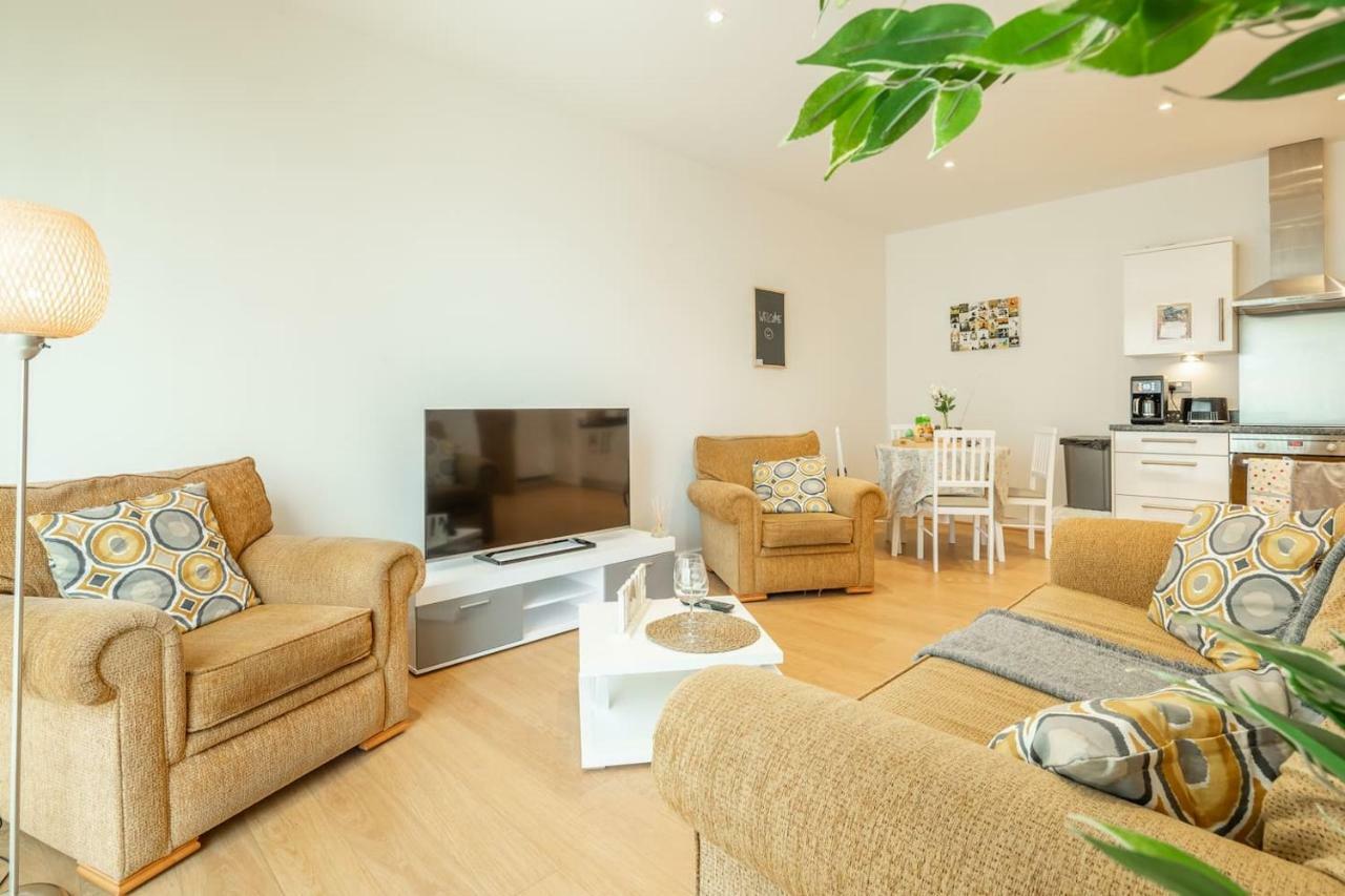Central Bedford: Two Bedrooms, Breakfast Basket Екстер'єр фото