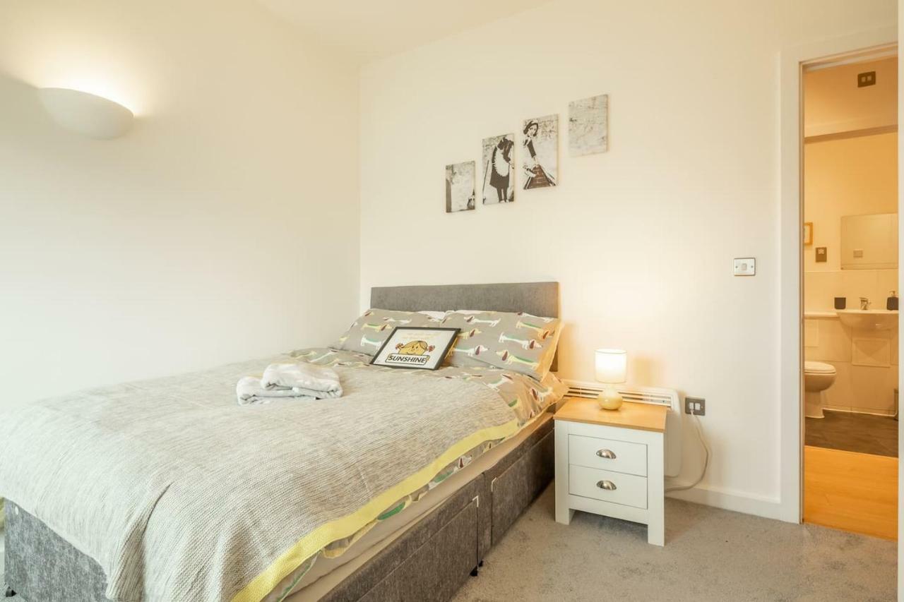 Central Bedford: Two Bedrooms, Breakfast Basket Екстер'єр фото
