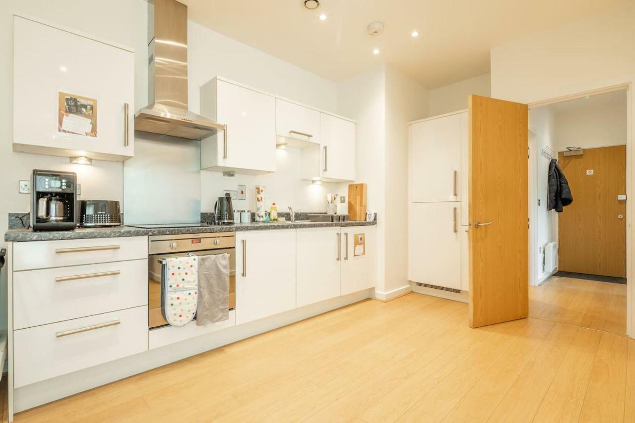 Central Bedford: Two Bedrooms, Breakfast Basket Екстер'єр фото