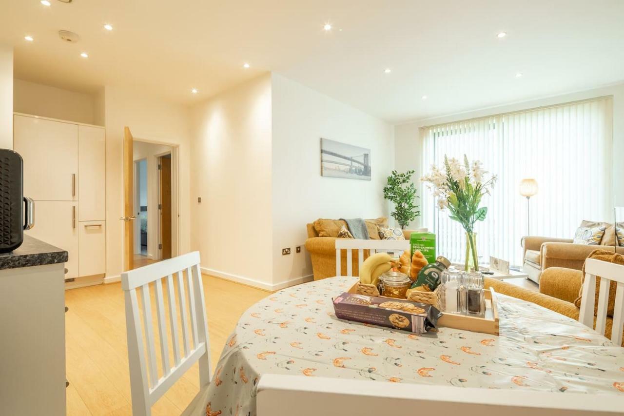 Central Bedford: Two Bedrooms, Breakfast Basket Екстер'єр фото