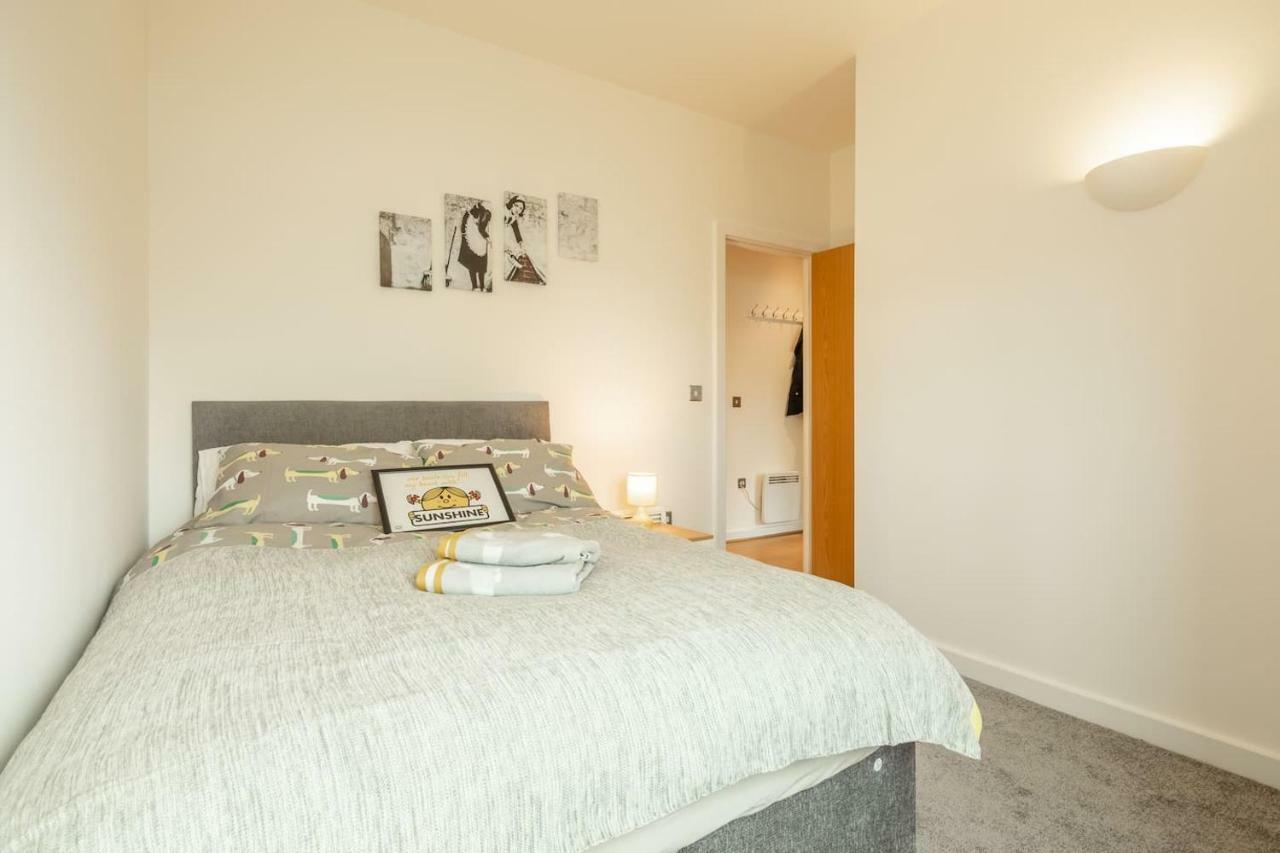 Central Bedford: Two Bedrooms, Breakfast Basket Екстер'єр фото