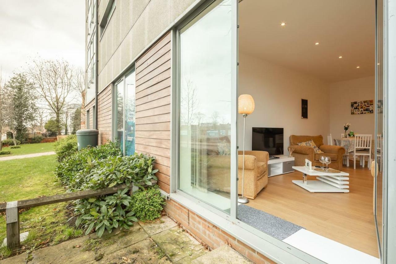 Central Bedford: Two Bedrooms, Breakfast Basket Екстер'єр фото