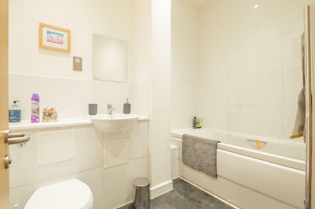 Central Bedford: Two Bedrooms, Breakfast Basket Екстер'єр фото