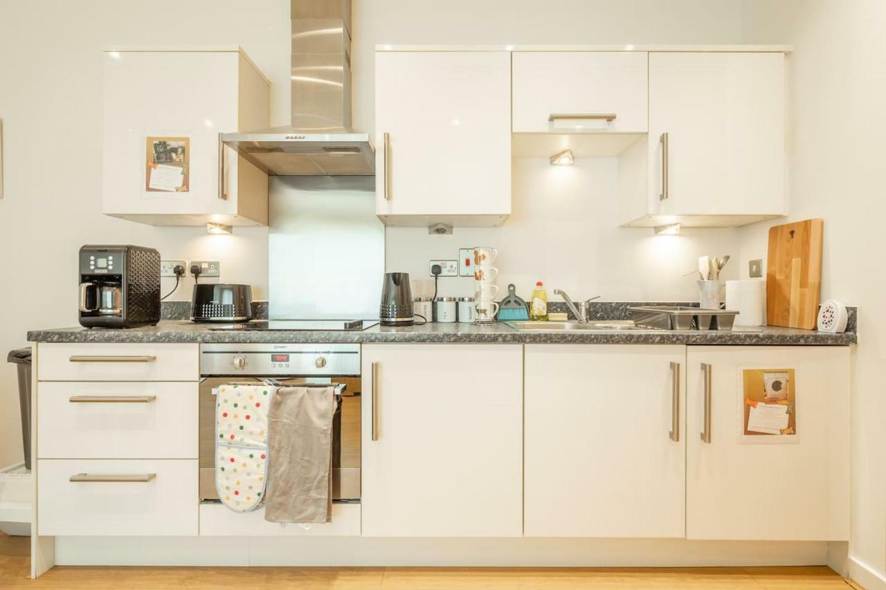Central Bedford: Two Bedrooms, Breakfast Basket Екстер'єр фото