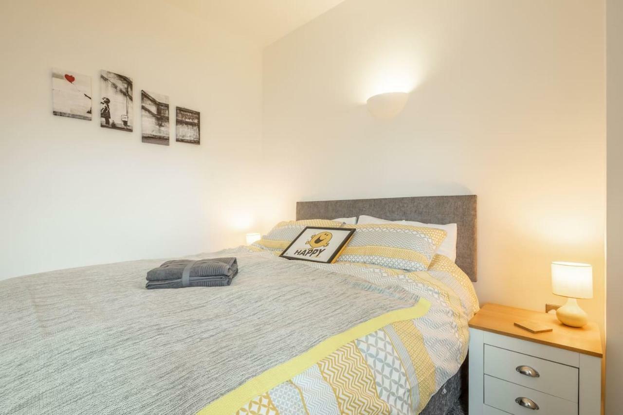 Central Bedford: Two Bedrooms, Breakfast Basket Екстер'єр фото